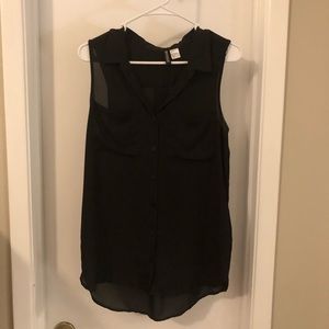 H&M sleeveless collared button down blouse